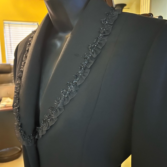 Black suit by Tahari size 8 - Picture 6 of 7